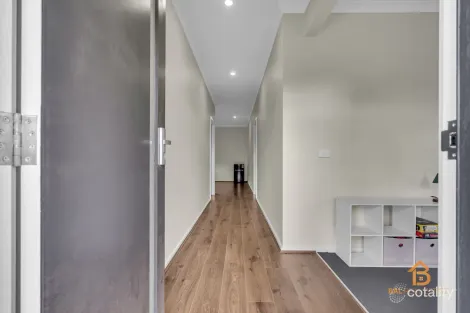 Property photo of 33 Leadbeater Circuit Beveridge VIC 3753