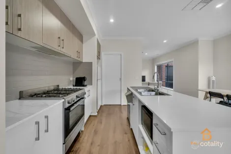 Property photo of 33 Leadbeater Circuit Beveridge VIC 3753