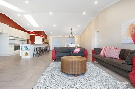 Property photo of 18 Siltstone Avenue Horsley NSW 2530