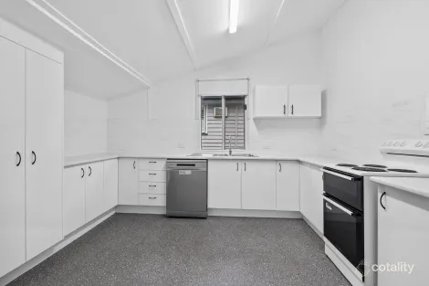 54 Main St, Park Avenue, QLD 4701