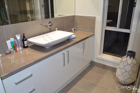 Property photo of 10 Ocean Bend Pakenham VIC 3810
