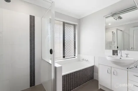 Property photo of 33 Tranquility Drive Rothwell QLD 4022