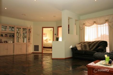 Property photo of 32 Mirabella Close Werribee VIC 3030