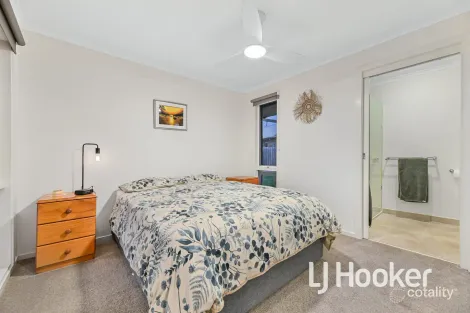 Property photo of 3 Owen Court Pakenham VIC 3810