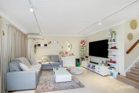 Property photo of 3 Arundel Drive Arundel QLD 4214