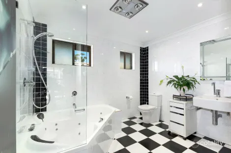Property photo of 13 Letitia Close Green Point NSW 2251