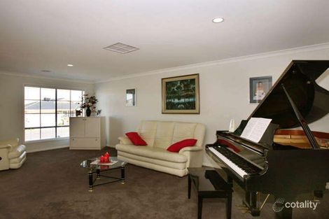 Property photo of 18 Meadowlands Way Berwick VIC 3806