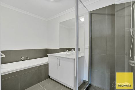 Property photo of 8 Bunch Walk Truganina VIC 3029