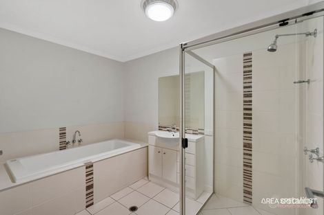 Property photo of 1 Oakvale Avenue Holmview QLD 4207