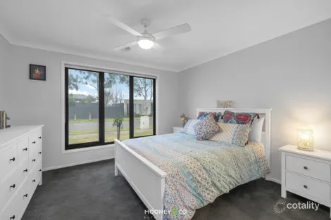 Property photo of 4 Canmore Street Cranbourne East VIC 3977