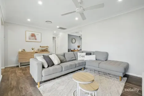 8 BUSHLARK PL, CLAREMONT MEADOWS, NSW 2747
