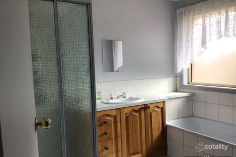 Property photo of 8 Yatton Place Craigieburn VIC 3064