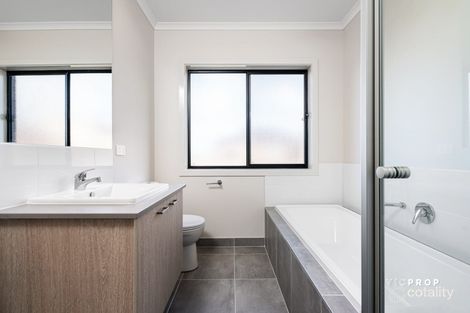 Property photo of 66 Lionsgate Crescent Tarneit VIC 3029