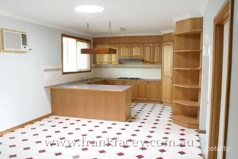 Property photo of 16 Illowra Court Berwick VIC 3806