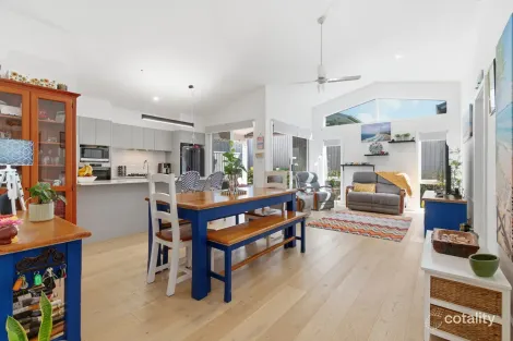 11 Mcintosh Cres, Woolgoolga, NSW 2456