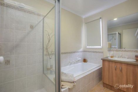 Property photo of 18 Oak Post Place Cranbourne East VIC 3977