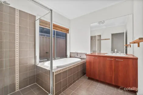 Property photo of 28 Shearwater Court Taylors Hill VIC 3037
