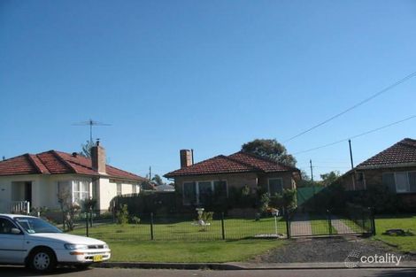 4 Seaman Ave, Fairfield East, NSW 2165