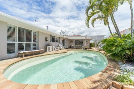 2 Folkstone Pl, Runaway Bay, QLD 4216