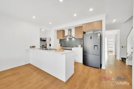 Property photo of 8 Glenmore Parkway Rockbank VIC 3335