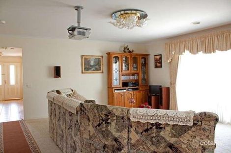 Property photo of 18 Elanora Way Hampton Park VIC 3976