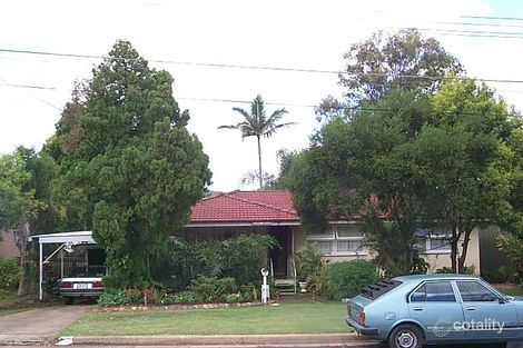 4 Edinburgh St, Eastern Heights, QLD 4305