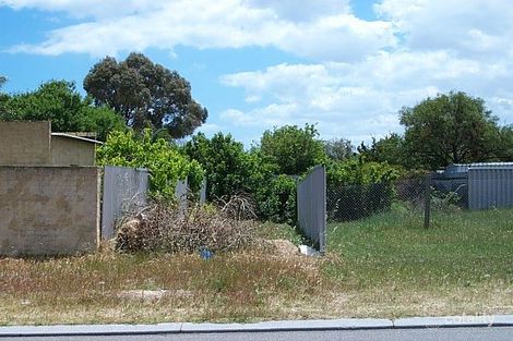 2 Holcombe Rd, Warnbro, WA 6169