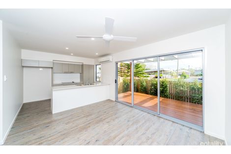 Property photo of 2/8 Bright Avenue Labrador QLD 4215