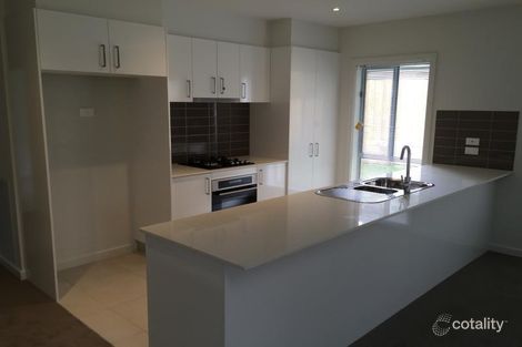 Property photo of 32 Denistoun Crescent Cranbourne VIC 3977
