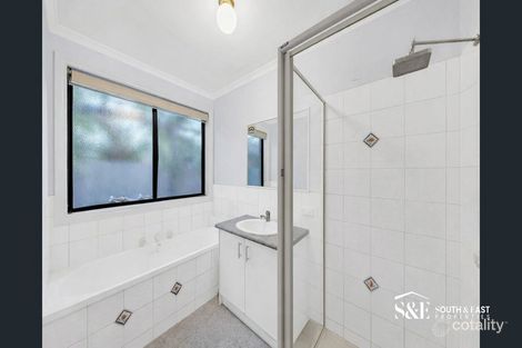 Property photo of 16 Jaye Place Cranbourne West VIC 3977