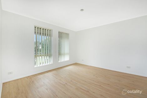 Property photo of 5 Gallop Close Cranbourne East VIC 3977