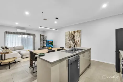 Property photo of 1/10 Caversham Drive Pakenham VIC 3810