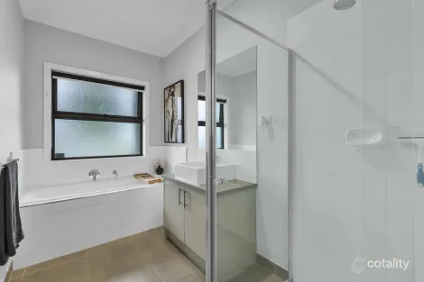 Property photo of 1/10 Caversham Drive Pakenham VIC 3810