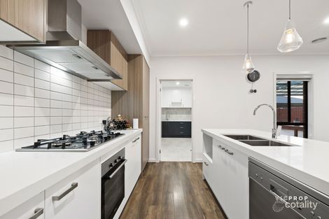 Property photo of 8 Stem Close Mambourin VIC 3024