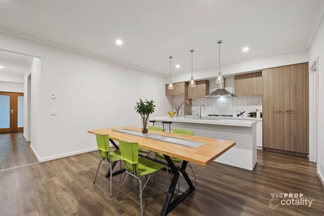 Property photo of 8 Stem Close Mambourin VIC 3024
