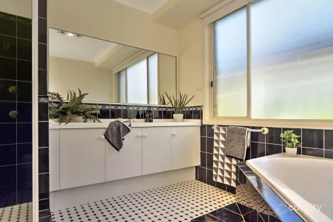 Property photo of 1 Rosewood Close Nowra NSW 2541