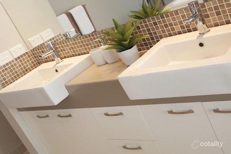 Property photo of 8 Helder Close Cranbourne West VIC 3977