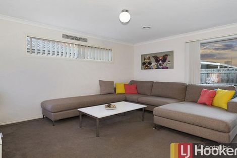 Property photo of 2/34 Sir Thomas Drive Pakenham VIC 3810