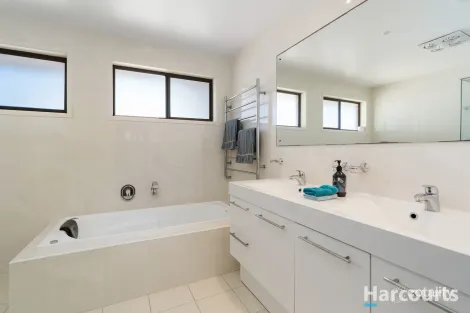 Property photo of 6 Leasingham Close Eleebana NSW 2282