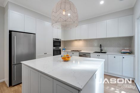 Property photo of 16 The Crest Attwood VIC 3049
