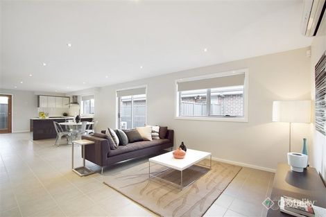 Property photo of 2/30 Dumbarton Street Reservoir VIC 3073