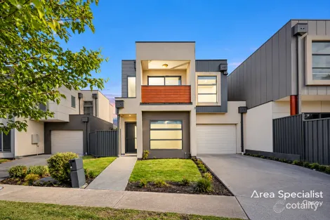 2a Burchill Ave, Cranbourne East, VIC 3977