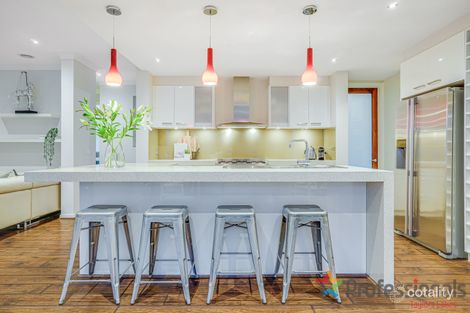 Property photo of 16 Ashbury Grove Hillside VIC 3037