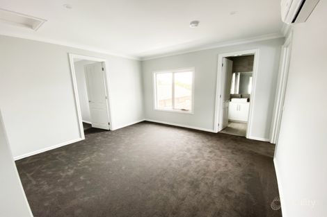 Property photo of 2/19 Eleebana Avenue Hughesdale VIC 3166