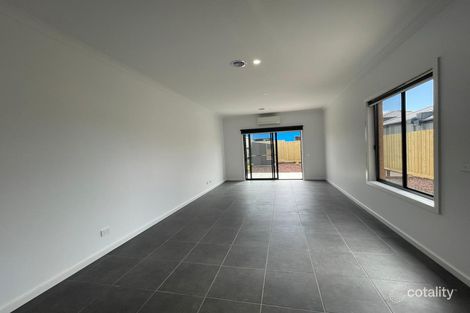 Property photo of 8 Banyan Drive Cranbourne West VIC 3977