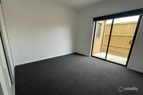 Property photo of 8 Banyan Drive Cranbourne West VIC 3977