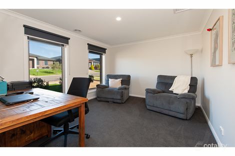 Property photo of 19 Zeil Circuit Thurgoona NSW 2640