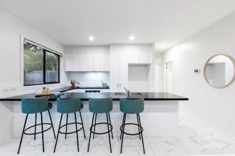 Property photo of 2/10 Kelvin Grove South Morang VIC 3752