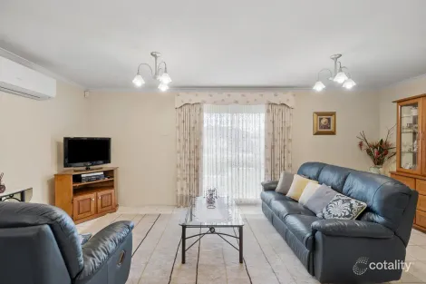 Property photo of 4 Hepburn Place Sydenham VIC 3037