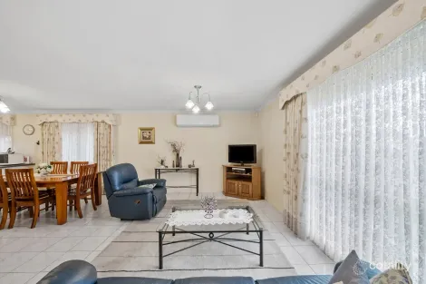 Property photo of 4 Hepburn Place Sydenham VIC 3037